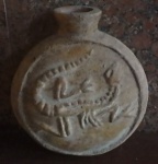 Arqueologia - Antigo cantil de barro em alto relevo provavelmente séc. XIX. Med. alt. 17cm. larg; 15cm