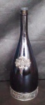 Espetacular garrafa segura vindas base é metal com desenhos de parreiras parte central da garrafa brasão do fabricante garrafa em tom escuro com 37 cm de altura
