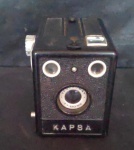 Antiga máquina fotográfica kapsa pinta branca. Med. 10cm x 11cm x 12cm