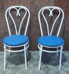 Par de cadeiras de ferro vintage  para jardim ou varanda com patna branca.