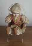Antiga boneca de coleção antiga, vovó sentada na cadeira de ferro,  Alt. 30cm