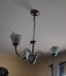 Espetacular lustre em metal trabalhado para 3 lâmpadas - Retirada do teto por conta do arrematante, lustre deverá ser retirado na praia da brisa. Sem danificar a fiação da casa.