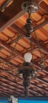 Espetacular lustre em metal trabalhado para 1 lâmpadas - Retirada do teto por conta do arrematante, lustre deverá ser retirado na praia da brisa. Sem danificar a fiação da casa.