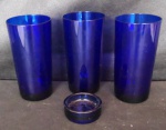 Lote com 3 copos grande e um porta vela em vidro Azul Marinho, circa 70/80 - alt. 14cm