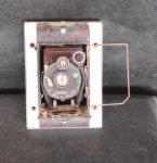 Antiga máquina fotográfica de fole acondicionada em madeira com fórmica branca, no estado.Med.10 x 12 x 14cm.