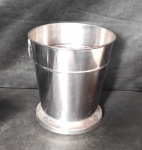 Grande balde de gelo em aço inoxidável da Linox com 22 cm de altura e 20cm de diâmetro.