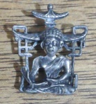 Broche Oriental com imagem de Deusa em Bronze espessurada a prata.