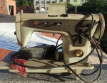 Antiga máquina de costura da marca SINGER MULTIPONTO, 110V, Não testada,  numeração 444435. . Acompanha pedal.