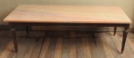 Antiga mesa de madeira nobre com pés ricamente trabalhados para centro de sala com tampo de mármore rosado. Medida 50x120cm