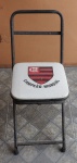 Interessante Cadeira retrátil do Flamengo Campeão do Mundo, falta o encosto,  forrado com escudo do flamando com pequeno furo, apresenta pontos de perdas conforme foto, no estado, a cadeira fecha para transporte.