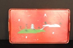 Linda Bandeja Art Deco  de madeira laqueada de vermelho com desenhos orientais, fundo preto e pegas laterais. Circa 1960/1970 - Med. 47,50cm x 28cm