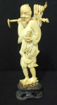 MARFIM - Antiga escultura de marfim oriental com figura de agricultor com pequenas perdas de ramos do cesto com 16cm de altura sem a base e com 18 cm com a base.