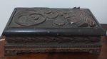 Antiga caixa de  coleção - Dalbergia - madeira nobre toda entalhada em alto relevo com decoração com tema indígena Americano. Med. 19cm x 10cm x 32,5cm.
