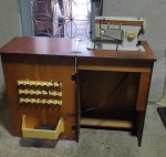 Antiga Máquina de Costura da Singer com gabinete em bom estado, pequenas perdas na placagem (vide foto).