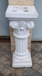 Linda coluna de concreto na tonalidade branca estilo Greco- romano. Med.29cm x 30cm x 72cm.