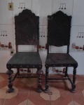 Duas cadeiras no estilo colonial em madeira nobre. Bom estado revestimento em couro cru lavrado sem rasgos. Medem 1.17cm de altura cada. - RETIRADA EM PADRE MIGUEL - NA RUA PROFESSOR CLEMENTE FERRREIRA N.º 1346