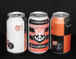 COLECIONISMO - Lote com 3 latas antigas de coleção de cerveja Schincariol comemorativa do time do Flamengo, sendo 2 ainda contem o líquido e uma se apresenta vazia.