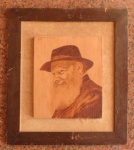 Velho de Mario Beltrame, 1981 / Pirografia sob placa de madeira / 49x43