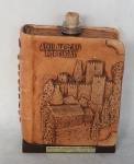 Antiga garrafa de Licor Português em cerâmica - Gravado em relevo 1128 Guimarães - Desenho de Castelo em relevo. Med. 19cm x 5cm x 15cm