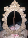 Maravilhoso porta retrato ou espelho em bronze com trabalho extremamente esmerado e de espessura. Mede 37x25.