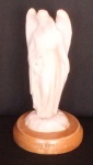 Escultura de anjo de Resina de figura de angelical com base de madeira. Altura.20 cm
