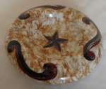 ANA LUIZA (95) - Espetacular cinzeiro de porcelana  pintura artesanal com estrela de 5 pontas no centro padrão preto e vermelha, fundo caramelado no tom marmorizado. Assinado e datado  na base. Diam 19cm