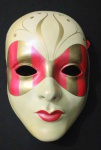 Espetacular e raríssima e antiga  máscara de colecionador da década de 1960/1970 ricamente decorada, apresenta fio de cabelo ( vide foto) - Med.16cm x 23cm.