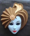 Espetacular e linda máscara decorativa veneziana em eu  porcelana. Med. 26cm x 23cm