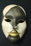 Espetacular, raríssima e antiga  máscara de colecionador da década de 1960/1970 ricamente decorada ao gosto veneziano, na cor preta e Branco, provavelmente em papier marche - Med.16cm x 21cm.