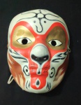 Espetacular, raríssima e antiga  máscara oriental de colecionador da década de 1960/1970 ricamente decorada com figura do folclore oriental0, provavelmente em papier marche - Med.15cm x 17 cm