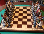 Jogo de xadrez - Tema : GUERRA CIVIL AMERICANA  - Tabuleiro em madeira ( 55 X 55 cm ) - Peças em resina policromada. ( 11 a 17 cm ) . Uma peça com defeito .