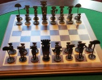 Jogo de xadrez - Tema : DEUSES COLOMBIANOS  - Tabuleiro caixa em madeira (35  X35 cm ) - Peças em METAL  ( 4 a 7 cm ) . 