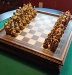 Jogo de xadrez - Tema : COLOMBO - NAVEGADORES   - Tabuleiro em madeira ( 46 X 46 cm ) - Peças em resina policromada. ( 11 a 17 cm ) . 