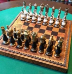 Jogo de xadrez - Tema : CLÁSSICO   - Tabuleiro em COURO  ( 35 X 35 cm ) - Peças em MADEIRA E METAL . ( 7 a 11 cm ) . 