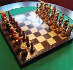 Jogo de xadrez - Tema : EUROPA MEDIEVAL   - Tabuleiro em COURO ( 44 X 44 cm ) - Peças em resina policromada. ( 8 a 12 cm ) . 
