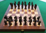 Jogo de xadrez - Tema : EXÉRCITO MEDIEVAL  - Tabuleiro CAIXA em madeira ( 30 X 30 cm ) - Peças em METAL . ( 5 a 6 cm ) . 