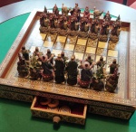 Jogo de xadrez - Tema : REINADOS EUROPEUS  - Tabuleiro em madeira com madrepérola  (40 X 40 cm ) - Peças em resina policromada. (8 a 9 cm ) . Acompanha peças de damas . 2 gavetas laterais.