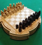 Jogo de xadrez - Tema : TOTENS MEDIEVAIS  - Tabuleiro em RESINA ( 21 X 21 cm ) - Peças em resina policromada. ( 3 a 5 cm ) . 4 gavetas.