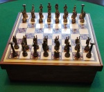 Jogo de xadrez - Tema : ROMA ANTIGA   - Tabuleiro em CAIXA  madeira ( 20 X 20  cm ) - Peças em METAL. ( 4 a 5 cm ) . 