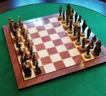Jogo de xadrez - Tema : SAMURAIS   - Tabuleiro em madeira ( 40 X 40 cm ) - Peças em resina policromada. ( 7 a 8 cm ) . 