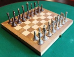 Jogo de xadrez - Tema : TORRES TURCAS  - Tabuleiro CAIXA  em madeira ( 30 X 30 cm ) - Peças em METAL . (6  a 7 cm ) . 
