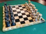Jogo de xadrez - Tema : PEDRA ESCULPIDA   - Tabuleiro  em pedra  ( 35 X 35 cm ) - Peças em METAL . (5  a 7 cm ) . 