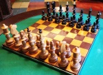 Jogo de xadrez - Tema : TRADICIONAL II   - Tabuleiro em madeira ( 40 X 40 cm ) - Peças em MADEIRA . ( 10 a 14 cm ) . 