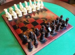 Jogo de xadrez - Tema : IMPÉRIO CHINÊS    - Tabuleiro CAIXA em madeira LAQUEADA COM COURO PINTADO  ( 43 X 50 cm ) - Peças em resina policromada. ( 8 a 10 cm ) . 