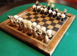 Jogo de xadrez - Tema : AFRICA   - Tabuleiro em madeira ( 43 X 43 cm ) - Peças em MADEIRA COM PELOS . ( 8 a 10 cm ) . 