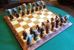 Jogo de xadrez - Tema : AFRICA SELVAGEM   - Tabuleiro em madeira RESINADA ( 46 X 46 cm ) - Peças em resina policromada. ( 8 a 9 cm ) . 