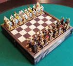 Jogo de xadrez - Tema :  REINADO TURCO    - Tabuleiro CAIXA em madeira (26  X 26  cm ) - Peças em PALHOÇA E MADEIRA . ( 5 cm ) . 