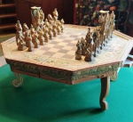 Jogo de xadrez - Tema : REINADO TAILANDÊS    - Tabuleiro  MESA em madeira ( 47 X 47 X 19 cm ) - Peças em MADEIRA ESCULPIDA . ( 6 a 12cm ) . 