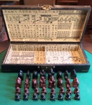 Jogo de xadrez - Tema : CHINA ANTIGA - DEUSES  - Sem Tabuleiro  - Peças em RESINA DURA ESCULPIDA . (4 a7  cm ) . Caixa ricamente laqueada com cenas antigas chinesas. ( 53x25x12 cm )