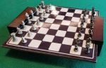 Jogo de xadrez - Tema : MINI TRADICIONAL    - Tabuleiro em madeira ( 14 X 14 cm ) - Peças em METAL  ( 0,6 a 1 cm ) . 